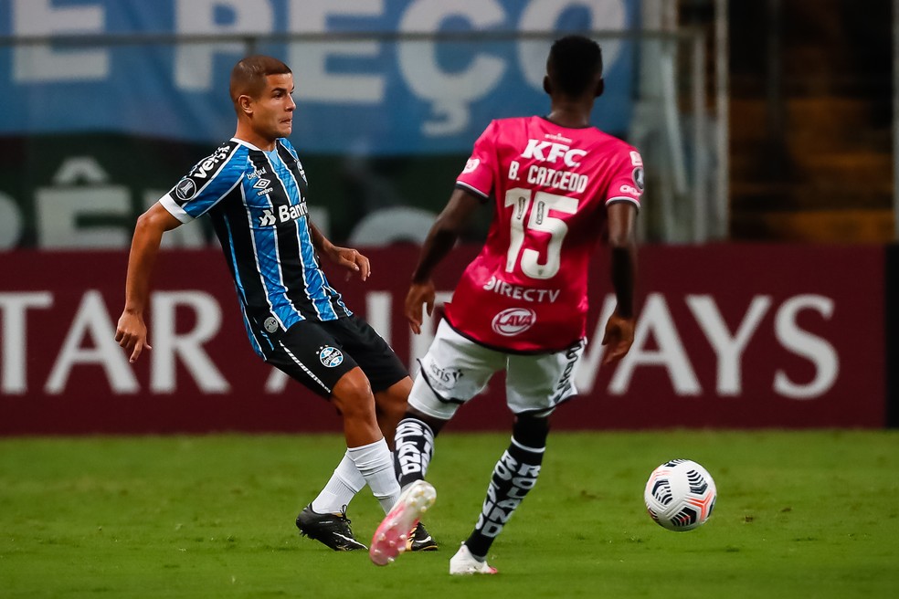 Clube paulista aguarda posição do Grêmio para definir chegada do lateral-direito Felipe