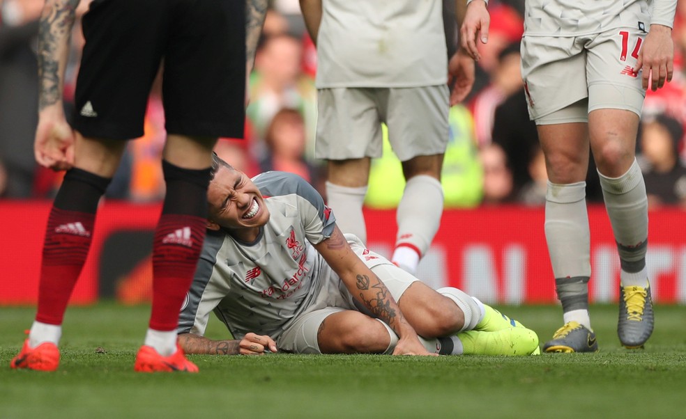 Roberto Firmino caÃ­do machucado em Manchester United x Liverpool â€” Foto: Reuters/Lee Smith