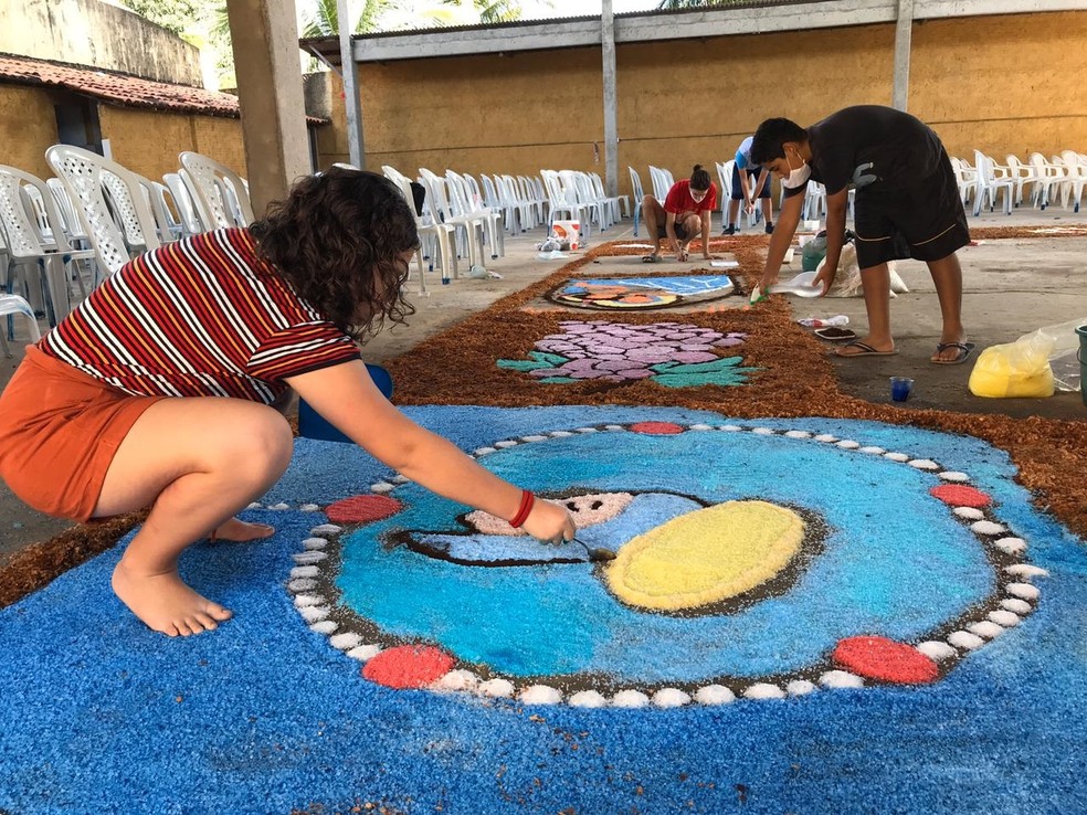 Tapete na Par&oacute;quia de Santana, no bairro Potengi em Natal &mdash; Foto: Lucas Cortez/Inter TV Cabugi