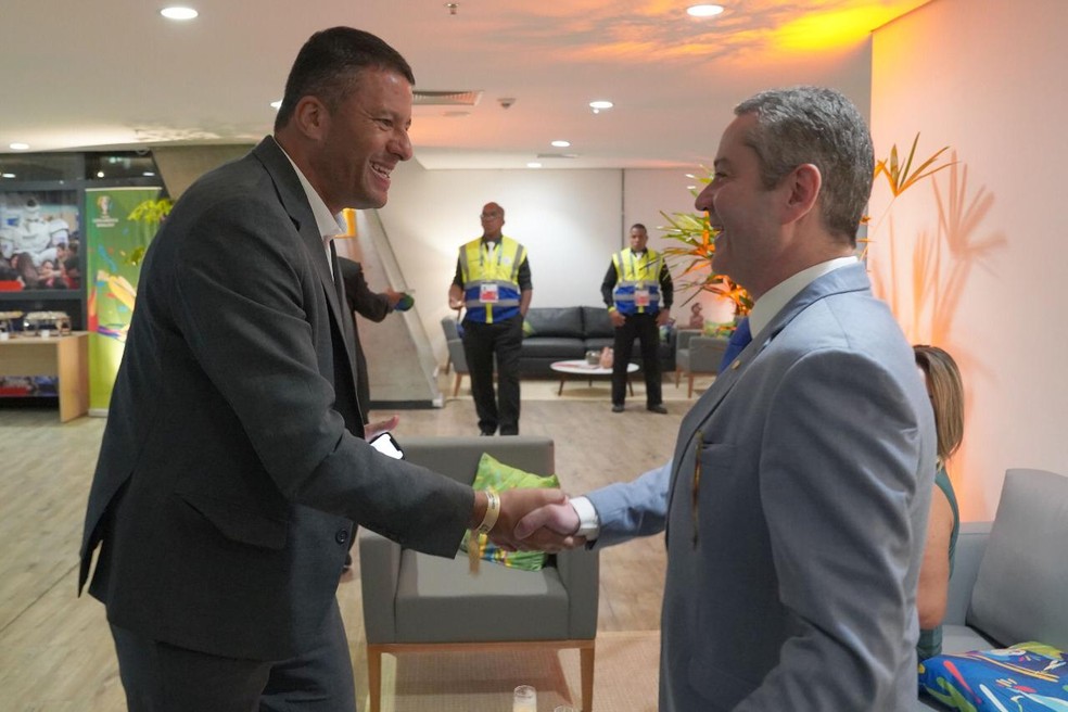 Washington cumprimenta Rogério Caboclo, presidente da CBF: ex-jogador foi demitido após episódio na Copa do Brasil — Foto: Leandro Lopes/CBF
