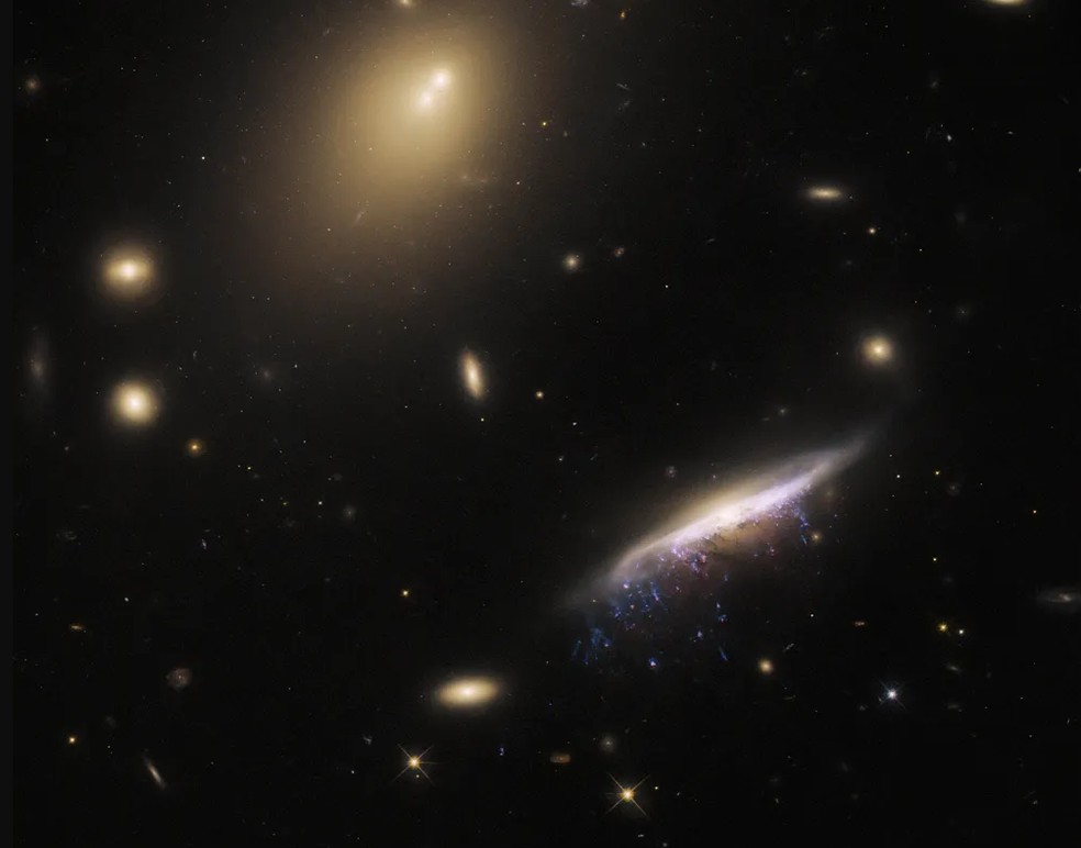 Telescópio Hubble captura imagem de "galáxia água-viva" — Foto: Reprodução/NASA
