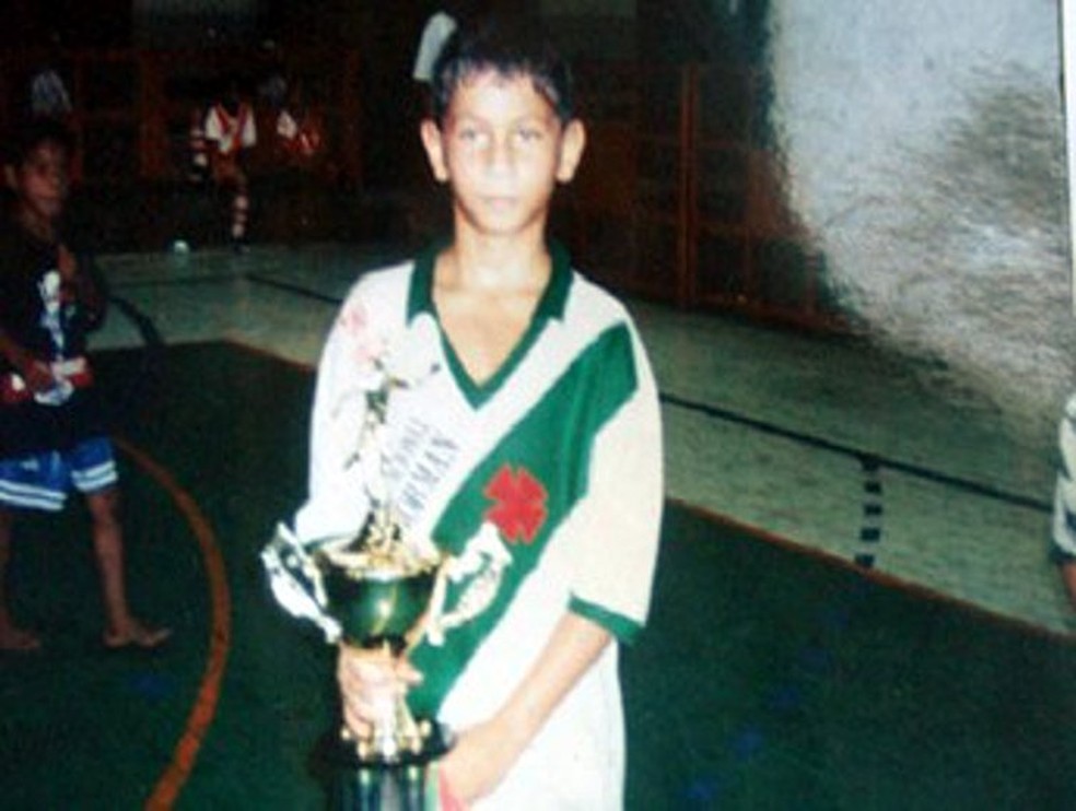 Ganso criança pelo time de futsal da Tuna Luso, em Belém — Foto: Arquivo Pessoal