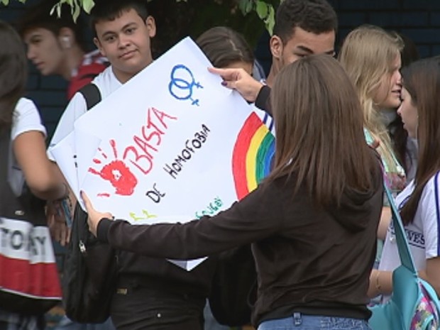 Alunos do Colégio São Vicente fazem protesto por demissões de professores -  Jornal O Globo