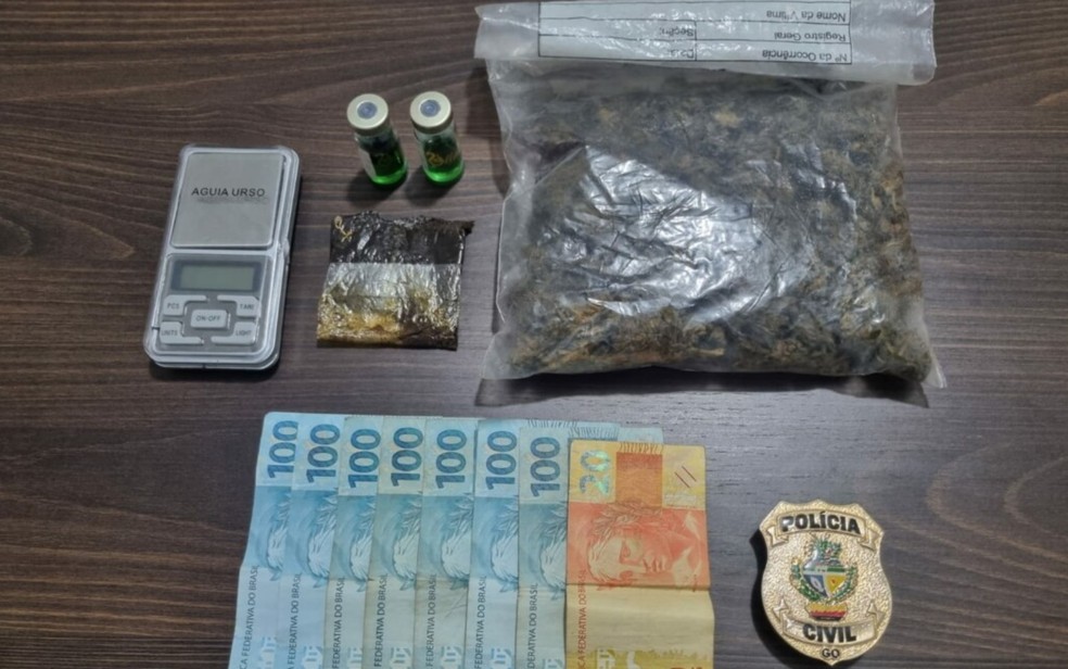 Polícia apreende droga, dinheiro, anabolizantes e balança de precisão em casa na cidade de Goiás — Foto: Divulgação/Polícia Civil