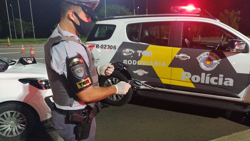 Outras armas foram localizadas em uma mochila; quatro homens foram presos em Ourinhos — Foto: Polícia Rodoviária / Divulgação 