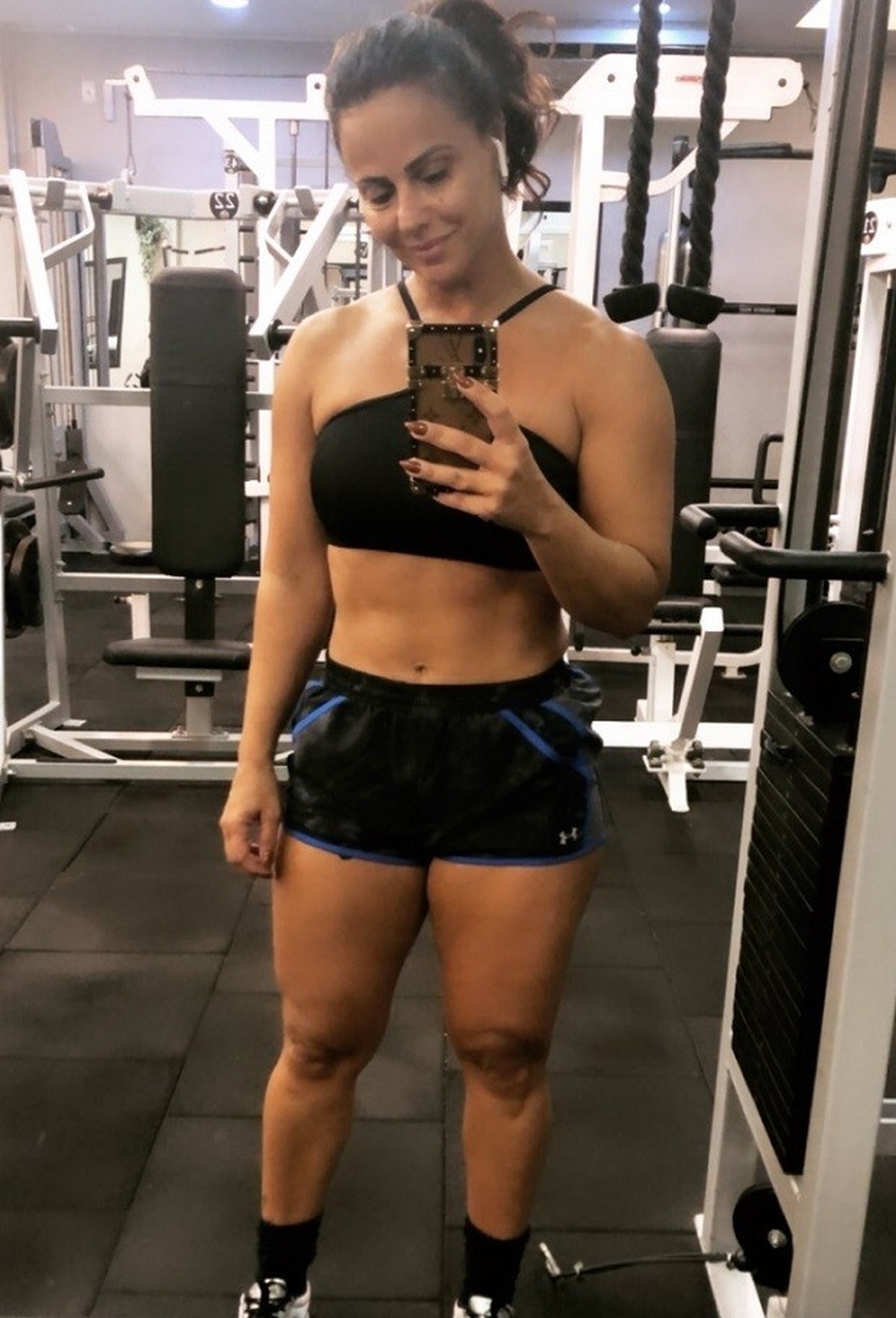 Ela n o para Viviane Ara jo curte manh de s bado na academia