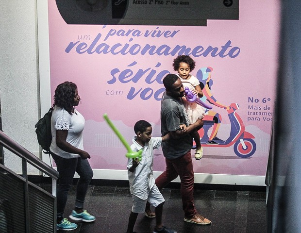 Lázaro Ramos passeia com filhos em shopping no rio de Janeiro (Foto: Rodrigo Adão/AgNews)