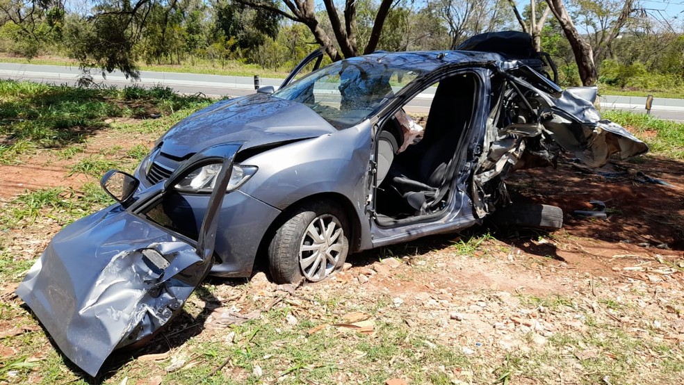 Quatro ocupantes de dois carros e um ciclista são socorridos em grave acidente na rodovia de Bauru — Foto: Alan Schneider /TV TEM