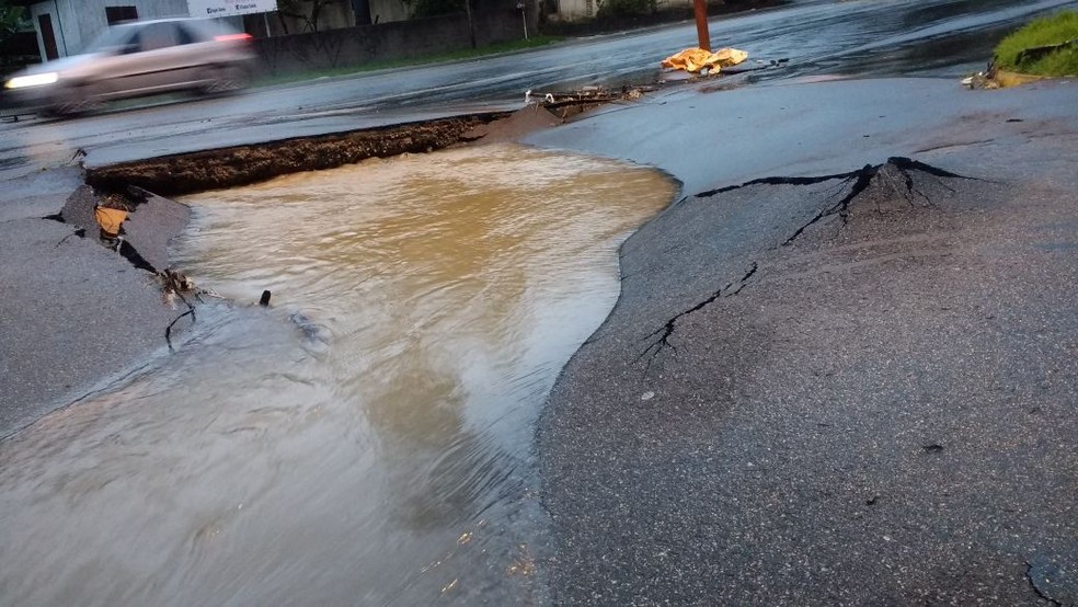Rodovias em FlorianÃ³polis foram danificadas pela chuva  (Foto: Gregori Flauzino/NSC TV)