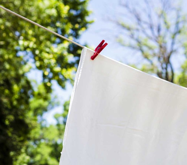 O sol em excesso pode deixar a roupa a tolha de banho estorricada; o melhor é secar à sombra ou na secadora (Foto: Freepik/CreativeCommons)