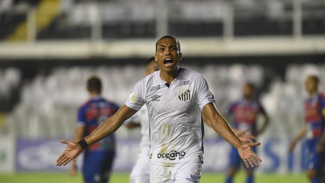 Madson comemora gol do Santos contra o Fortaleza