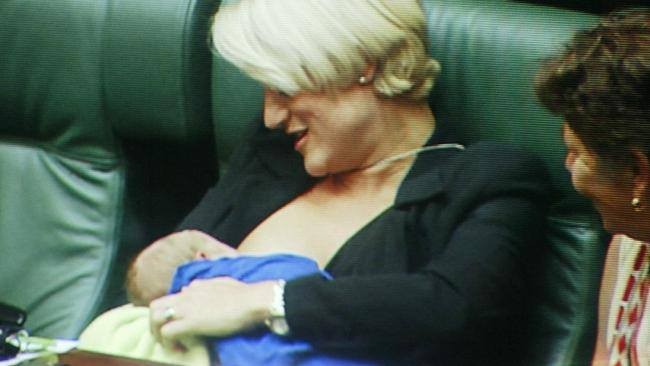 Kirstie Marshall amamentando seu bebê no Parlamento em 2003, ocasião em que foi convidada a se retirar da sala (Foto: Reprodução / Twitter)