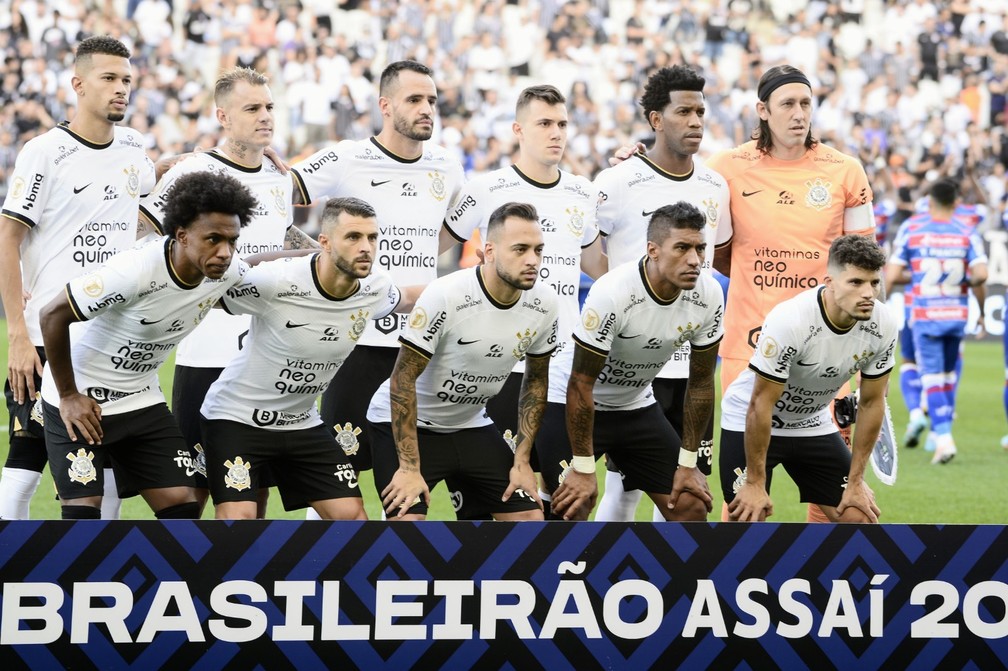 Time do Corinthians posado antes do jogo contra o Fortaleza — Foto: Marcos Ribolli