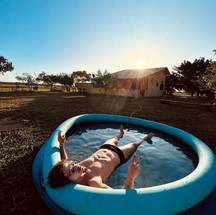 José Loreto aproveita momento de descanso em piscina de plástico  — Foto: Reprodução 