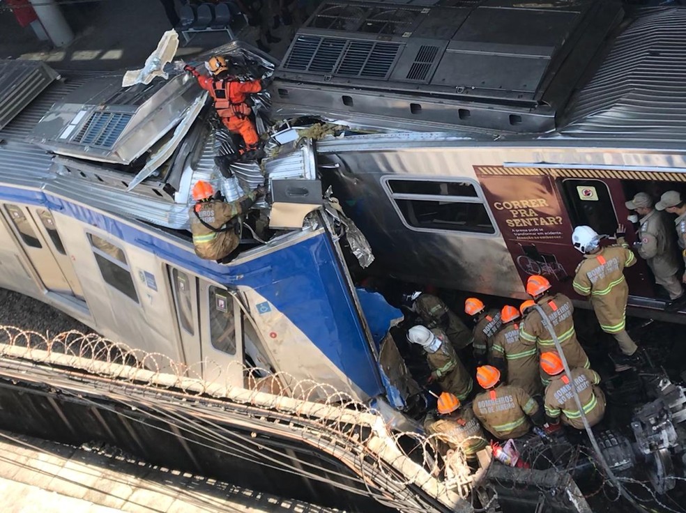 Bombeiros rasgam a lataria do teto do vagão para tentar resgatar maquinista — Foto: Raísa Pires/G1