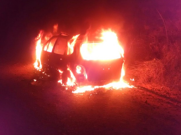 carro carbonizado fogo Nova Santa Rita  (Foto: Divulgação/Brigada Militar)