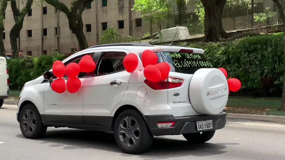 Paciente Percorre Via Em Sp Em Carro Com Baloes Vermelhos E Frase Minha Ultima Quimioterapia Escrita No Vidro Sao Paulo G1