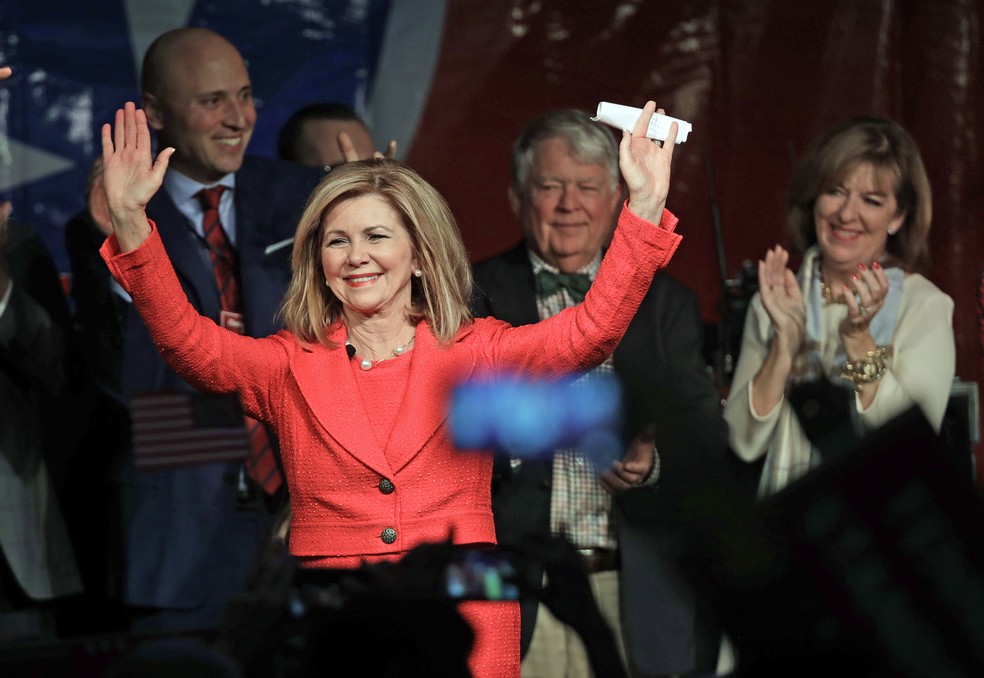 Marsha Blackburn agradece apoiadores após se tornar primeira senadora da história do Tennessee — Foto: AP Photo/Mark Humphrey