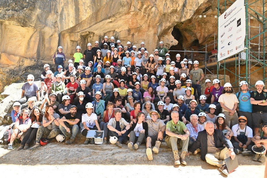 Equipe de investigação de Atapuerca que achou o fóssil na caverna Sima del Elefante  (Foto: Susana Santamaria / Fundación Atapuerca)