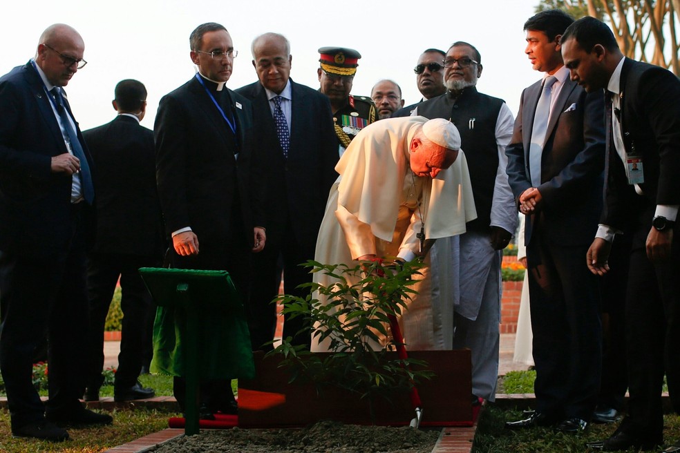Papa Francisco planta uma árvore no memorial dos Mártires de Bangladesh, em Savar, no subúrbio de Dhaka, nesta quinta-feira  (30)  (Foto: M. Ahad/ AP)