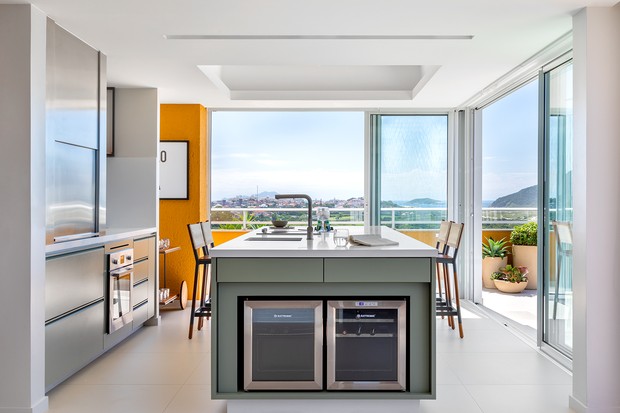 Cobertura de 300 m² tem bossa nova, cozinha gourmet com vista e materiais naturais (Foto: Fabio Jr Severo)