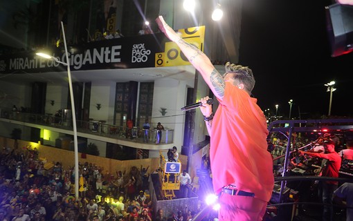 Felipe Pezzoni, vocalista da banda Eva, curtindo seu show no carnaval de Salvador