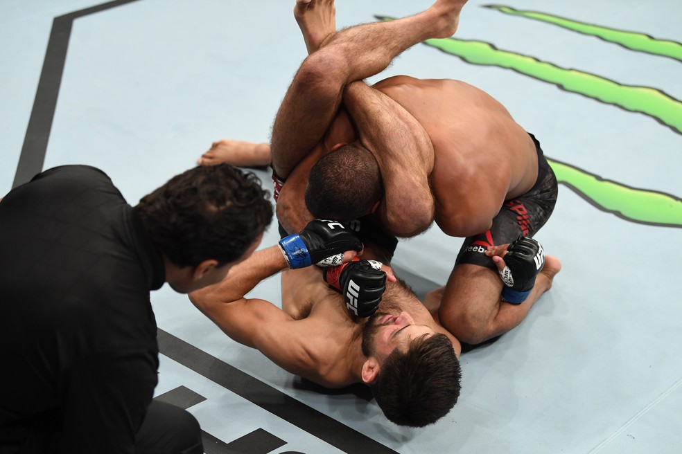 Matt Schnell venceu Jordan Espinosa por finalizaÃ§Ã£o a 1m23s do R1 â?? Foto: Getty Images