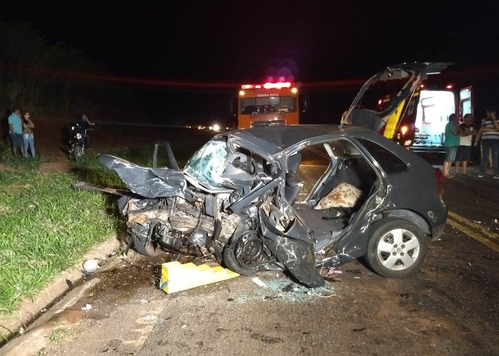 Quatro pessoas morreram e trÃªs ficaram feridas em um acidente entre dois carros, na PR-180 (Foto: Katiuscia Reis/RPC Noroeste)