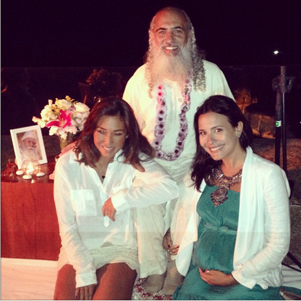 Dani e Ju ao lado do mestre espiritual Sri Prem Baba (Foto: Reprodução - Instagram)