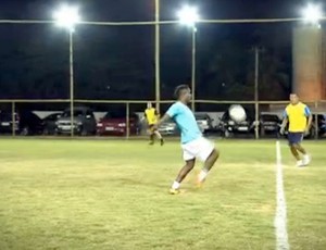 Longe dos gramados, mas não do futebol, Edílson comanda pelada
