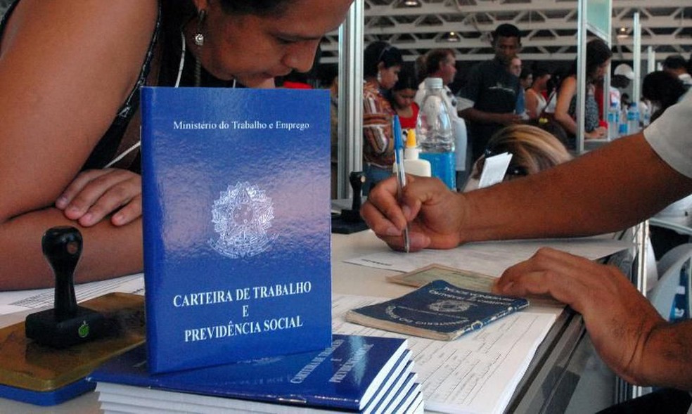 Carteira de Trabalho e Previdência Social (CTPS) — Foto: Marcello Casal Jr./Agência Brasil