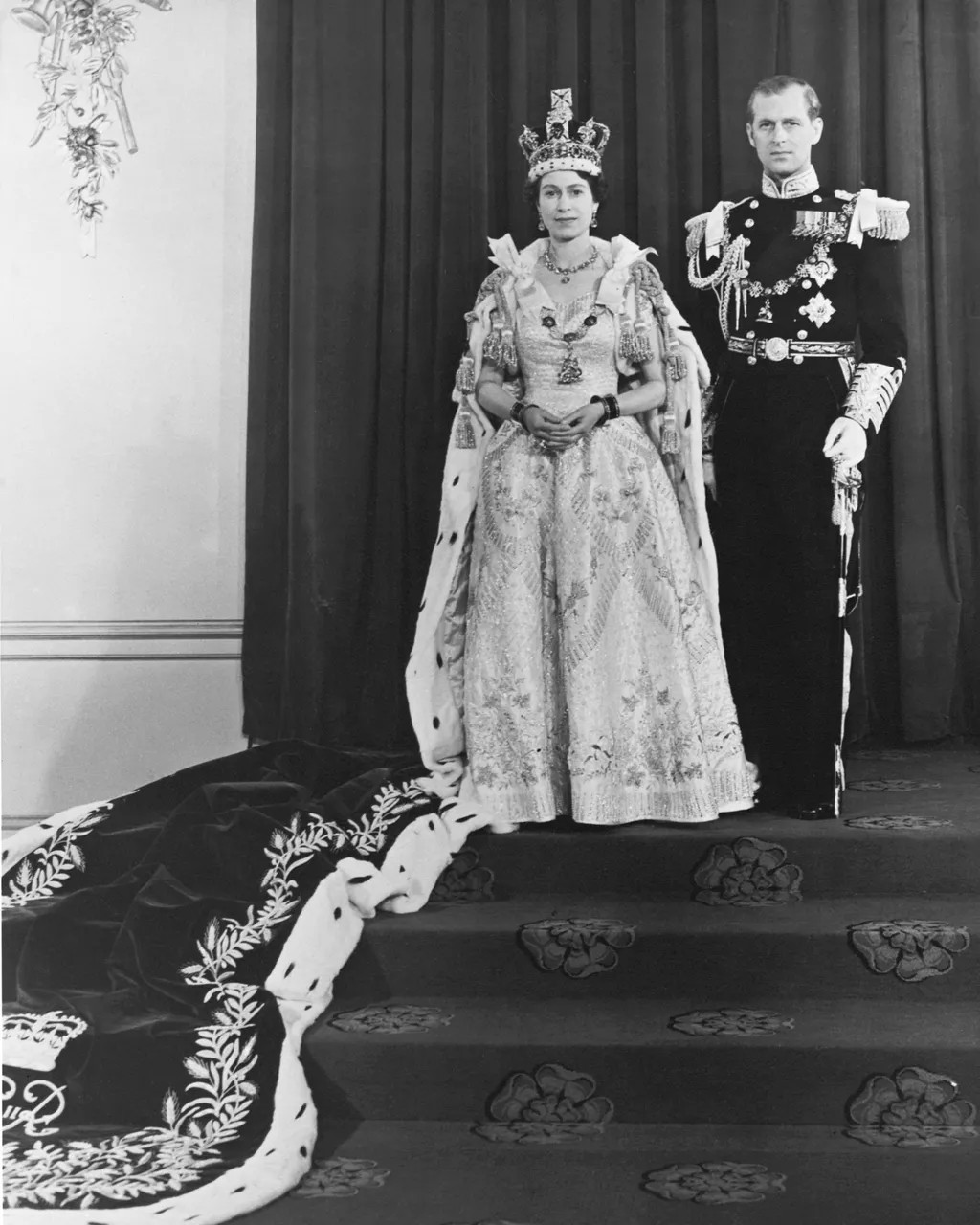 Com a Rainha Elizabeth no dia de coroação (1953) (Foto: Getty Images)