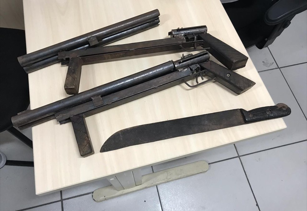 PolÃ­cia apreendeu espingardas artesanais com suspeitos de tentar roubar carro de PM em MacaÃ­ba â Foto: Kleber Teixeira/Inter TV Cabugi