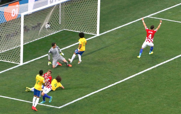 Marcelo faz gol contra jogo Brasil x Croácia Copa do Mundo (Foto: Reuters)