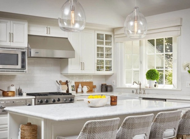 COZINHA | A modelo escolheu uma estética bem clássica e clean para a cozinha (Foto: Reprodução / Pardee Properties)