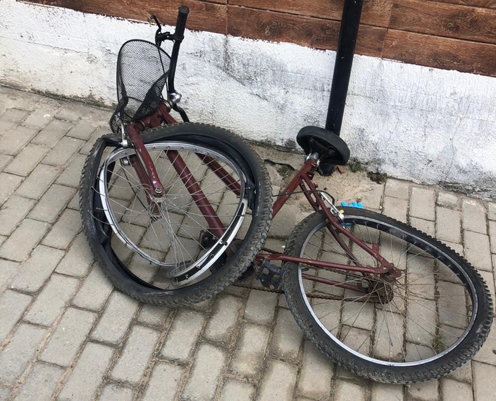 Bicicleta de Walmir em 1º de janeiro de 2020: atropelado no momento em que ia para o trabalho — Foto: Walter Paparazzo/G1