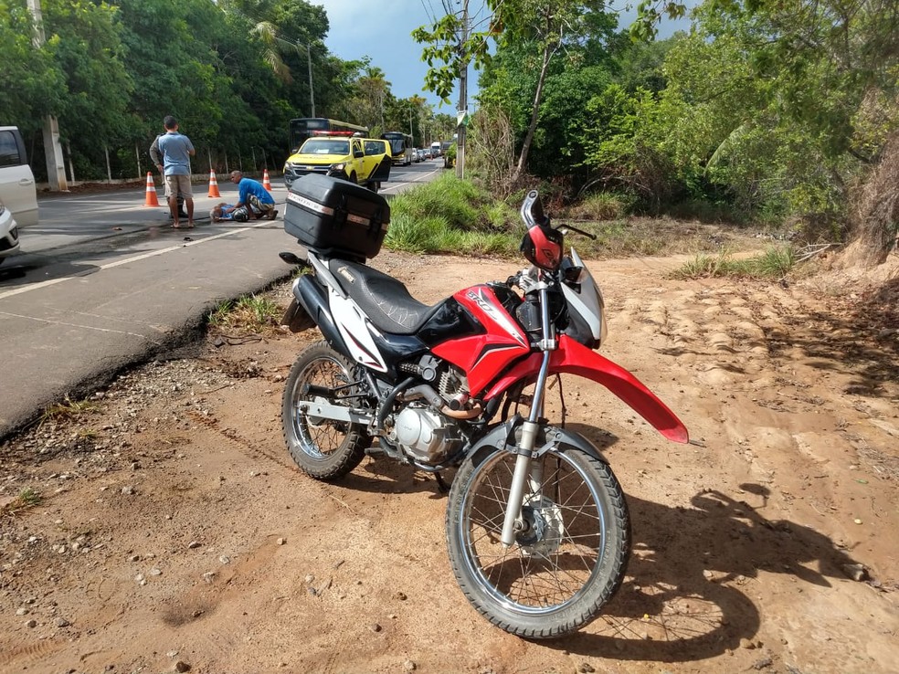 Idoso ficou deitado na pista após acidente — Foto: Divulgação: Batalhão de Polícia Rodoviária (BPRv)