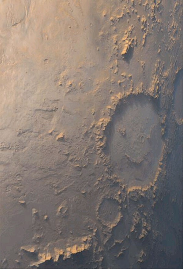 Cratera Gale, na região Argyre Planitia, em Marte, tem 'rosto feliz' (Foto: John A. Koulouris,(Esq.)/Wikimedia Commons)