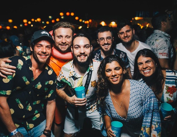 Gian Luca Ewbank (à esqueda, com camisa preta de estampa de abacaxi) e amigos em Fernando de Noronha (Foto: Raul/Divulgação)