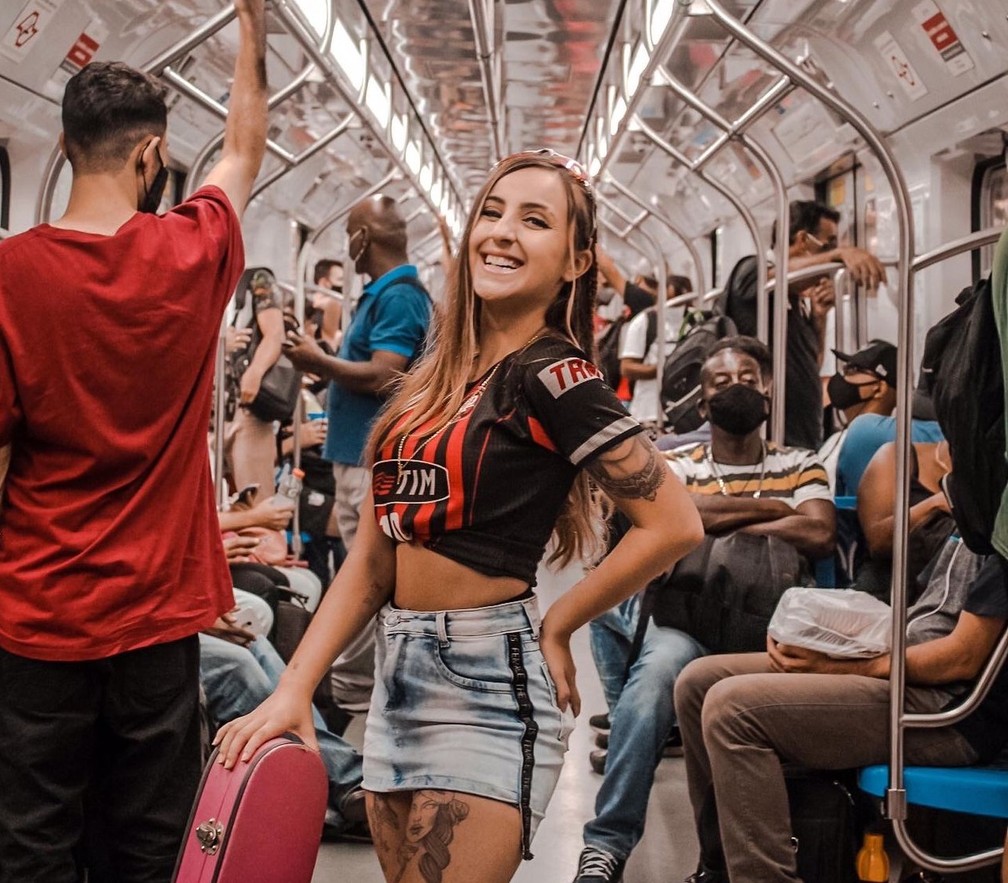 Maria Luiza Kaluzny, de 23 anos, se apresenta nos vagões do metrô de São Paulo — Foto: Maria Kaluzny/arquivo pessoal