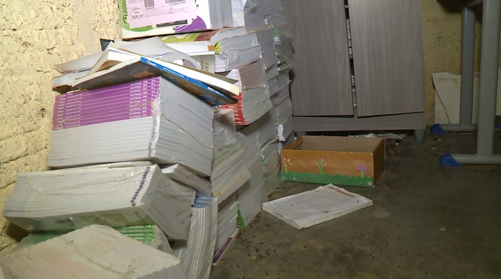 Livros encontrados no prédio provisório da Escola Municipal do assentamento Catalunha. — Foto: Reprodução/TV Grande Rio 