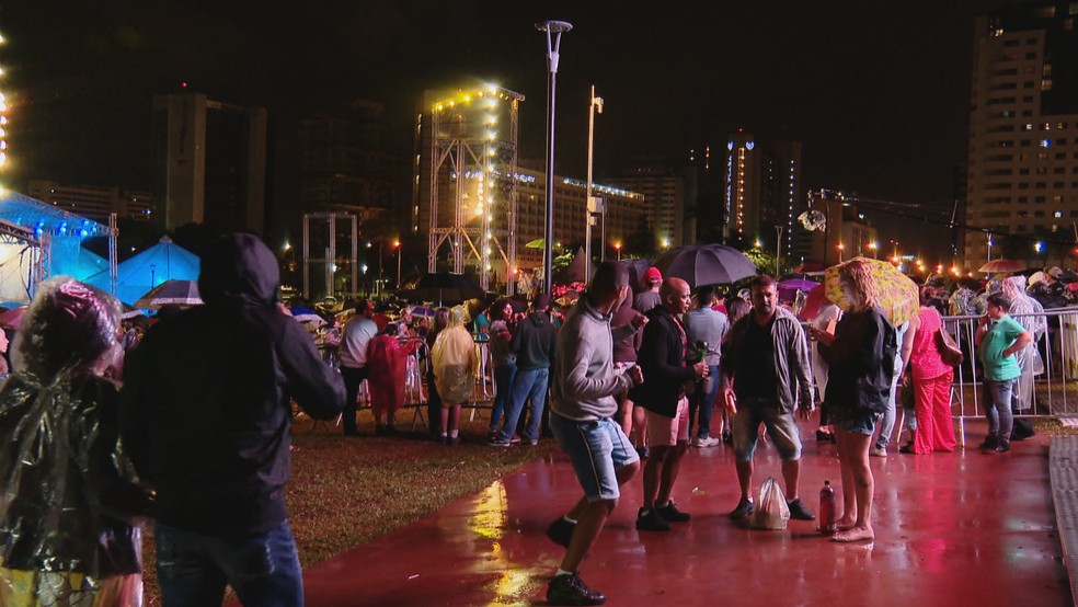 Chuva não afastou público do show de inauguração da iluminação de Natal da Torre de TV de Brasília — Foto: TV Globo/Reprodução