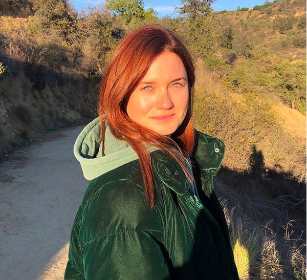 A atriz Bonnie Wright, intérprete da personagem Ginny Weasley nos filmes da...