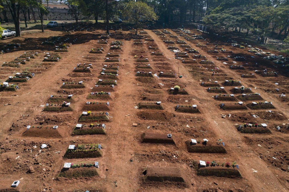 Covas recém ocupadas no cemitério da Vila Formosa durante a pandemia do novo coronavírus (Covid-19) em São Paulo. — Foto: Andre Penner/AP