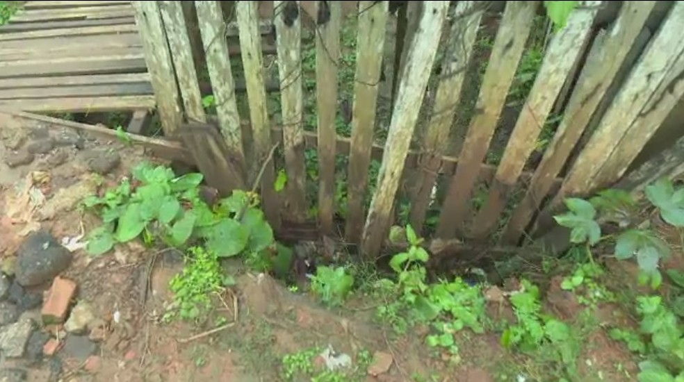 Uma cratera, formada pela água do esgoto e da chuva, se abriu em frente a casa de uma das moradoras da rua (Foto: Reprodução Rede Amazonica)