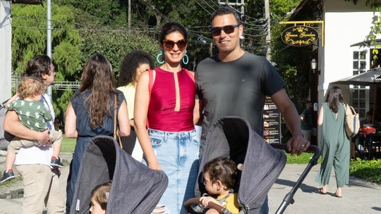Andréia Sadi e André Rizek levam filhos gêmeos a evento no Rio