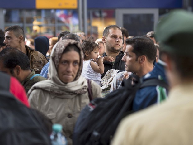 Refugiados chegam à estação central de trem de Munique, na Alemanha, na terça 91º) (Foto: Reuters/Lukas Barth)