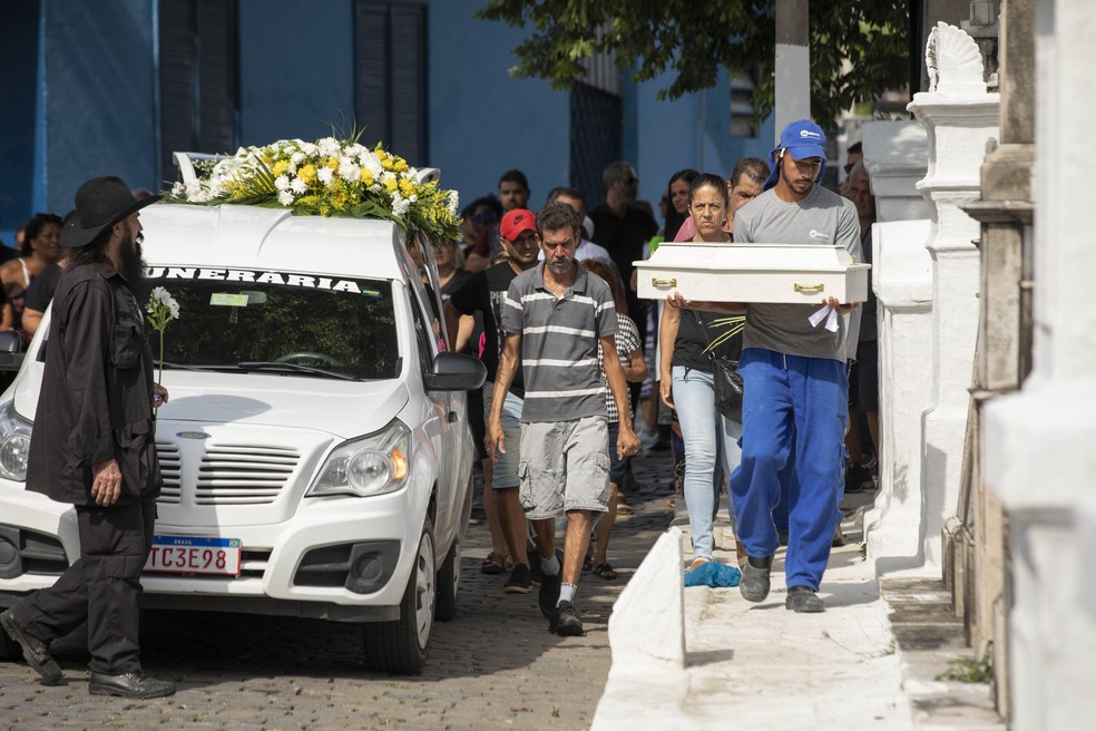 Corpo de bebê de 11 meses foi enterrado no sábado no Cemitério de Inhaúma; mãe da criança e menina de 12 anos também foram sepultados — Foto: Ana Branco/Agência O Globo