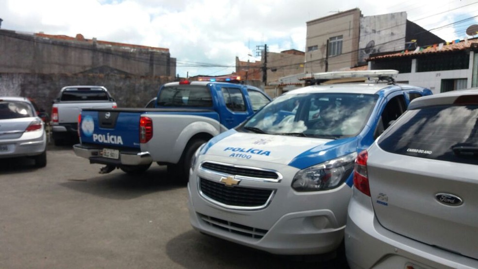 Crime ocorreu na porta de uma residência no bairro de Jardim Santo Inácio, em Salvador (Foto: Mayara Magalhães/TV Bahia)