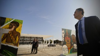 O ministro do STF Luís Roberto Barroso visita a exposição, que a liberdade como tema central — Foto: Cristiano Mariz / Agência O Globo